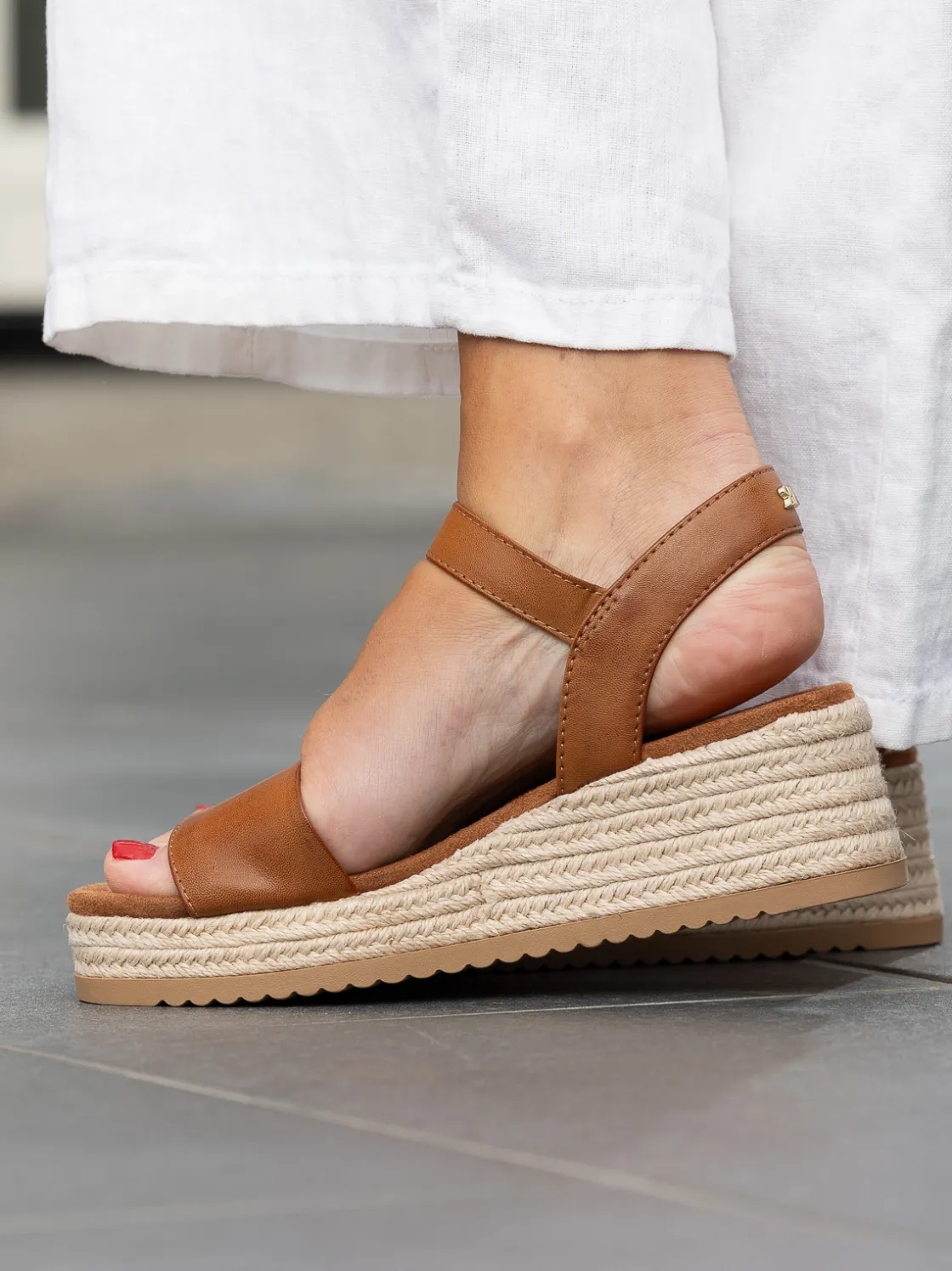lili_wedge_cognac_1.webp Roberto Rosso Sandaler>Lili Wedge