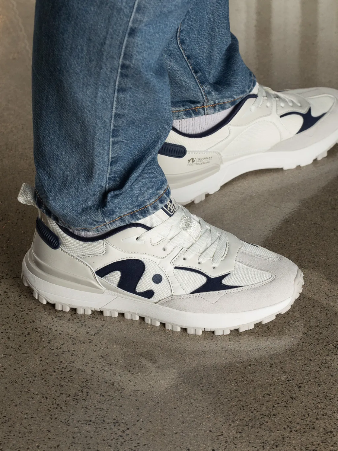 noodles__ding_m_white_nav_1.webp Noodles Sneakers>– Ding M White Navy